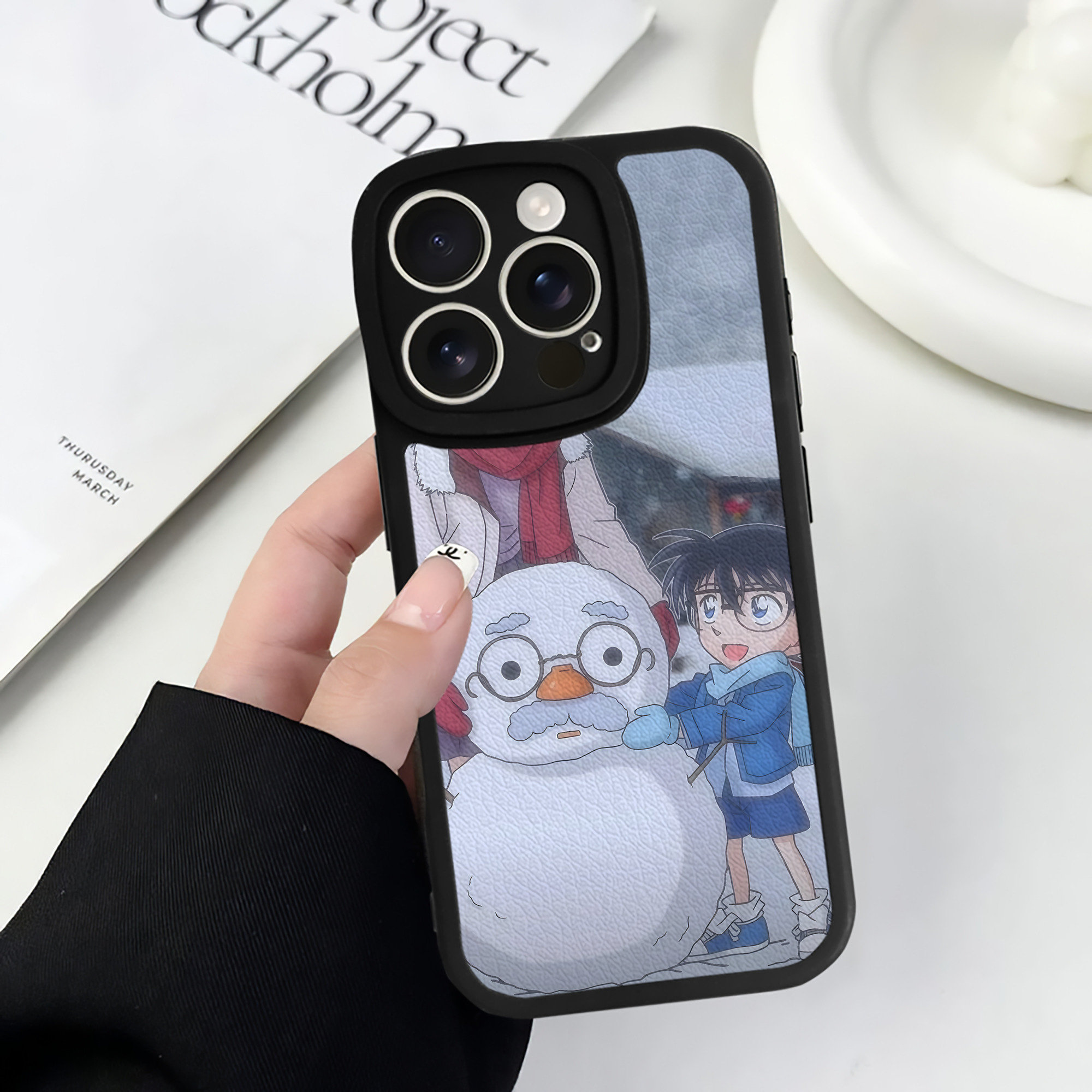 （画像用） 名探偵コナン Detective Conan 【iPhone 16シリーズ対応】シリコンスマホケース（レザー調） 材質：シリコン